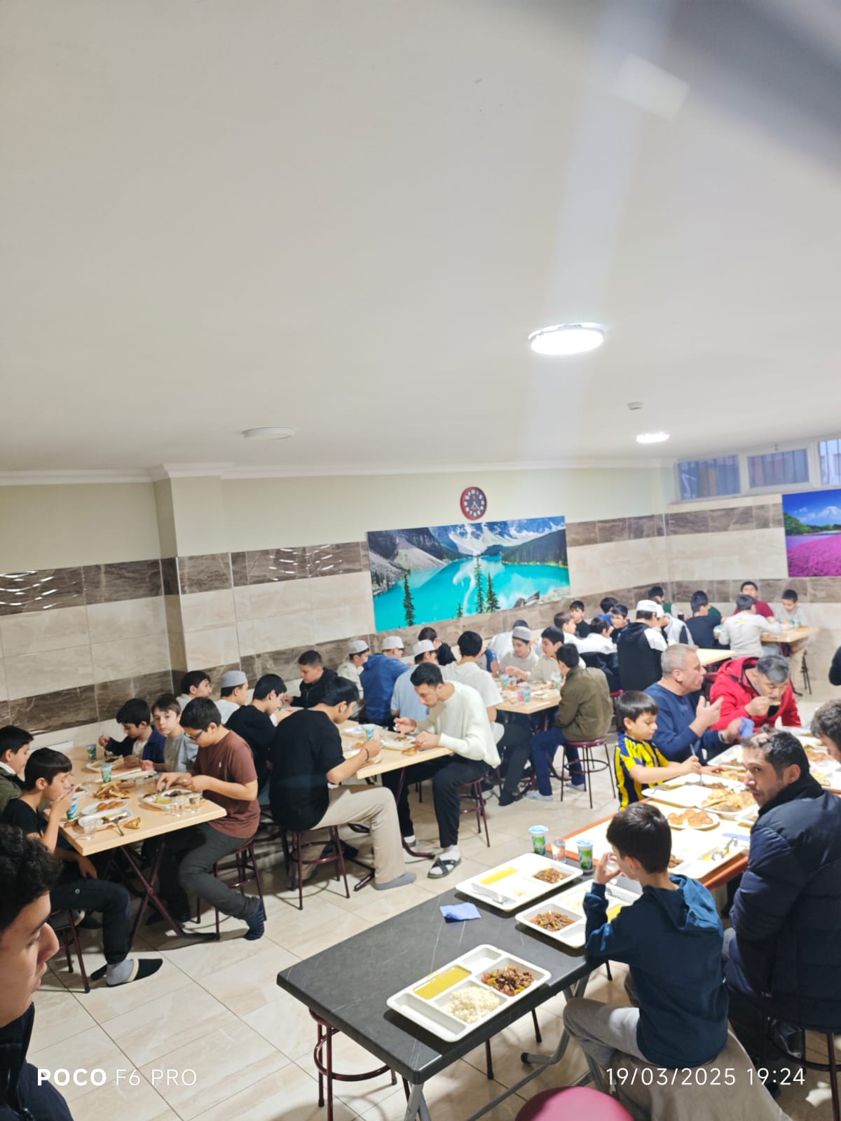 Ramazan iftar sofrasından bir saha görüntüsü